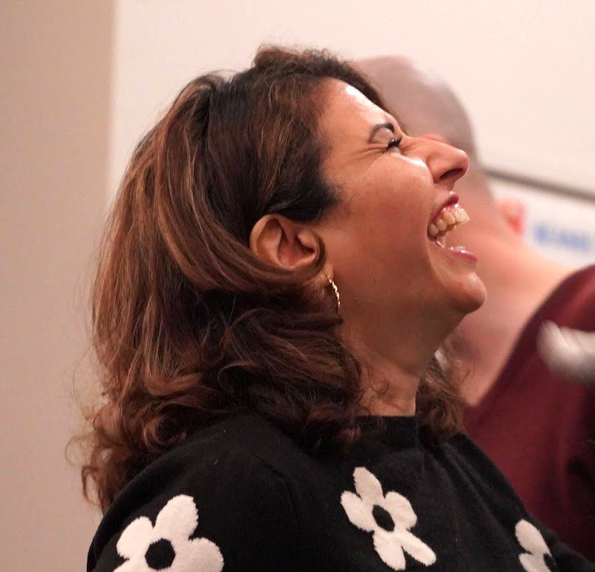 Jovia, experte bien-être et Yoga du Rire, à votre écoute pour toute question à Namur et Sambreville.