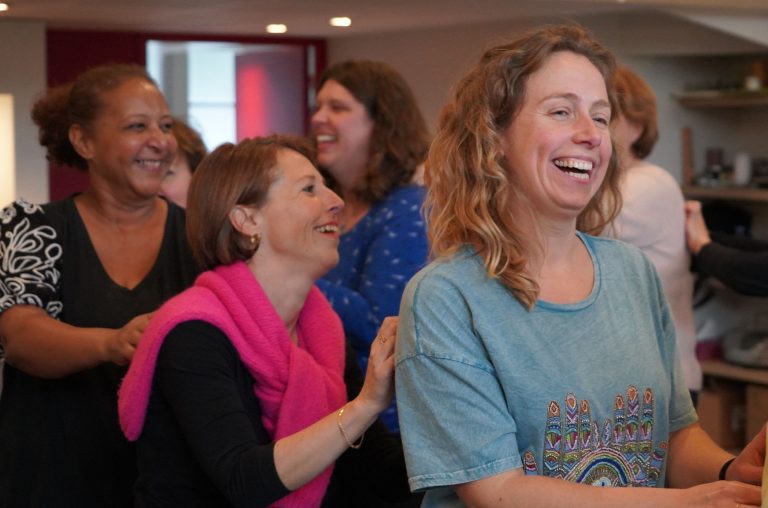 Atelier de Yoga du Rire à Namur en groupe – séance bien-être et cohésion animée par experte