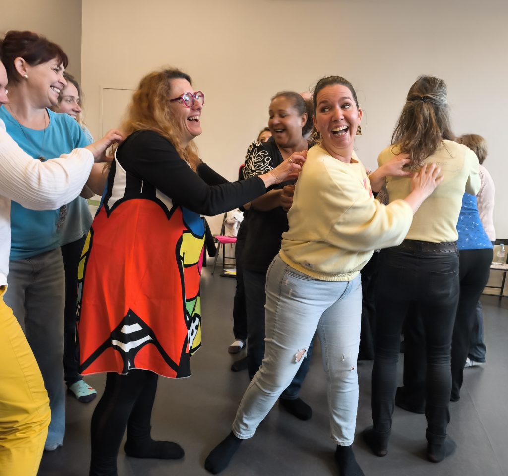 Jovia, experte bien-être, disponible pour vos réservations et devis personnalisés en Yoga du Rire.