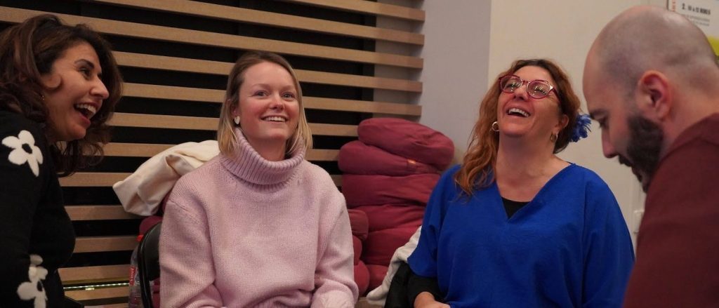 Tarifs et formules de Jovia, experte en Yoga du Rire, pour particuliers, entreprises et seniors à Namur.