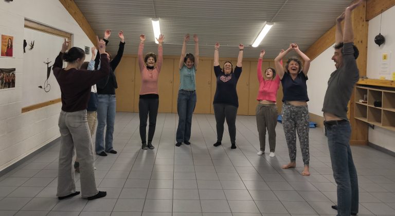 Séance de Yoga du Rire à Namur et Floreffe – atelier bien-être en groupe pour réduire le stress et lâcher prise en Province de Namur.