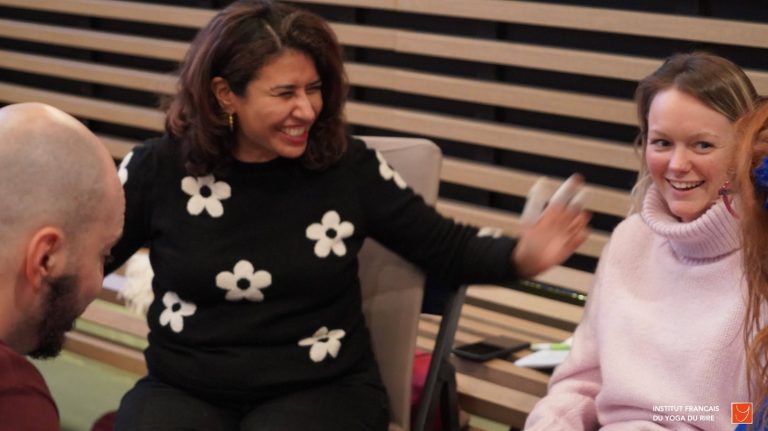 Yoga du Rire en entreprise et maison de repos à Namur – atelier animé par experte bien-être et spécialiste professionnelle