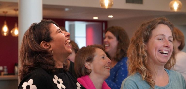 Atelier de Yoga du Rire à Namur avec Éclats de Rire Yoga
