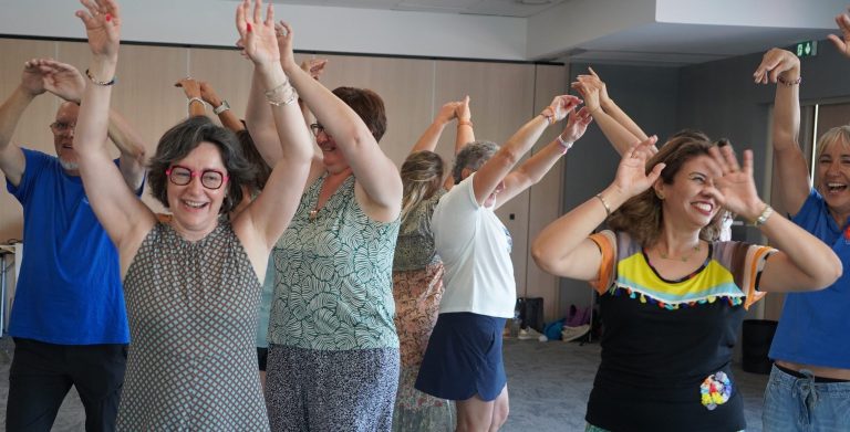 Atelier de Yoga du Rire en groupe à Namur en Wallonie