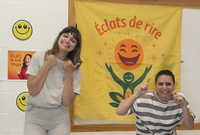 Deux participantes souriantes lors d’un atelier de Yoga du Rire à Namur avec Éclats de Rire Yoga